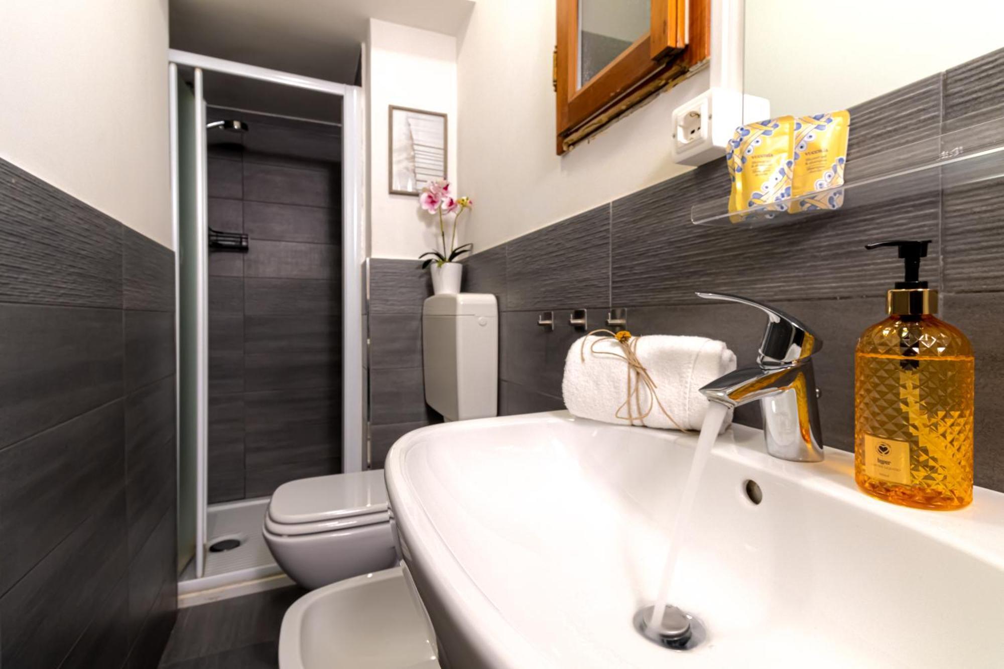 Appartamento Charming Frescoed Loft Bologna Esterno foto